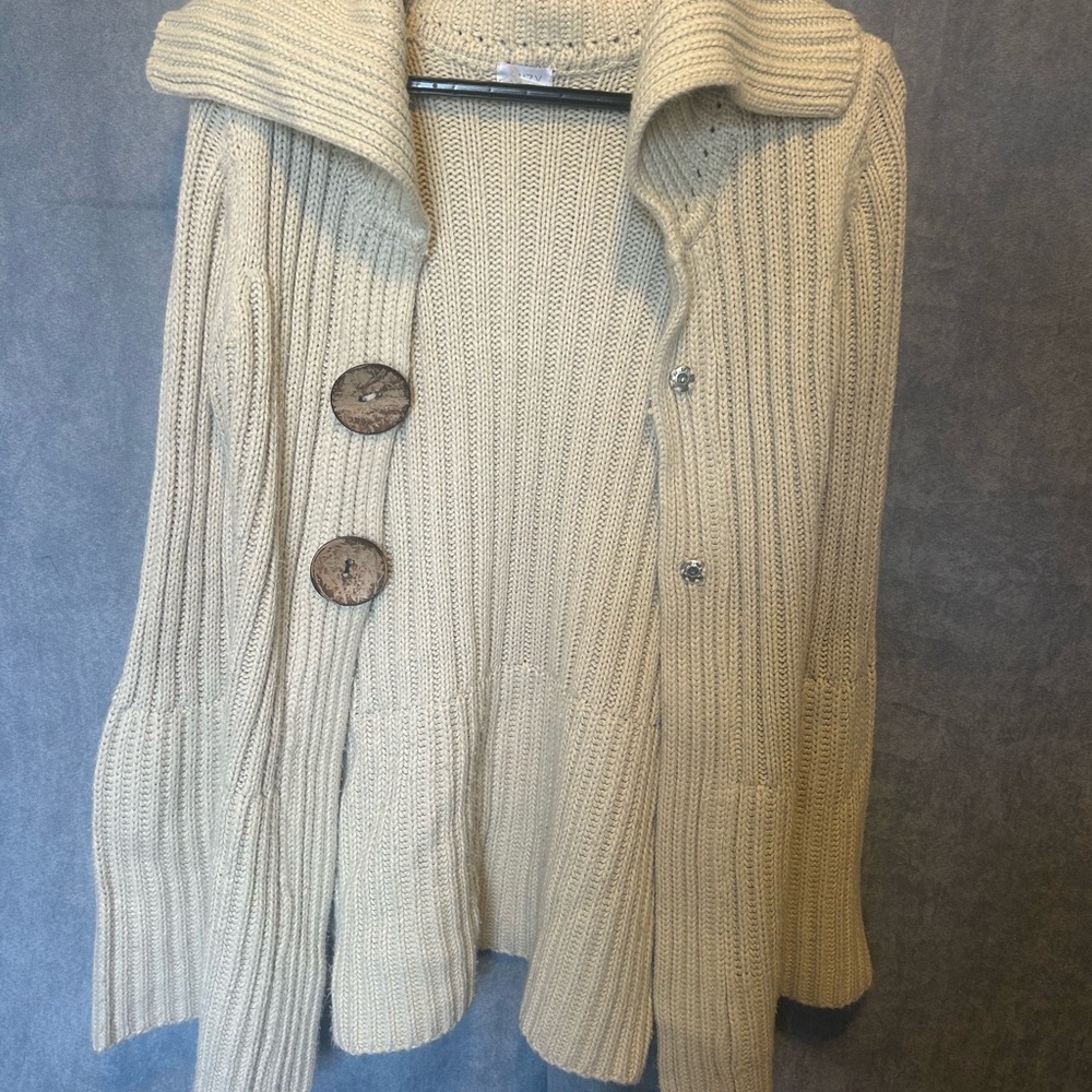 Suzy Shier Cream Ribbed Knit Button-Front Cardigan